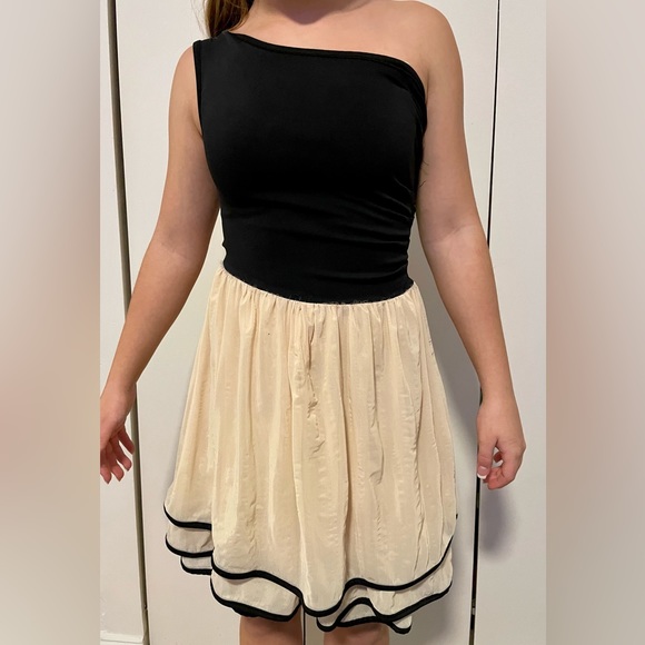 Cute mini dress. Fits true to size. - Picture 1 of 4
